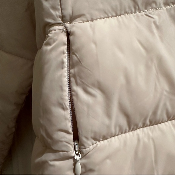Amazon Essentials Women's Lightweight Water-Resistant Hooded Puffer Coat- Cream - Picture 9 of 9